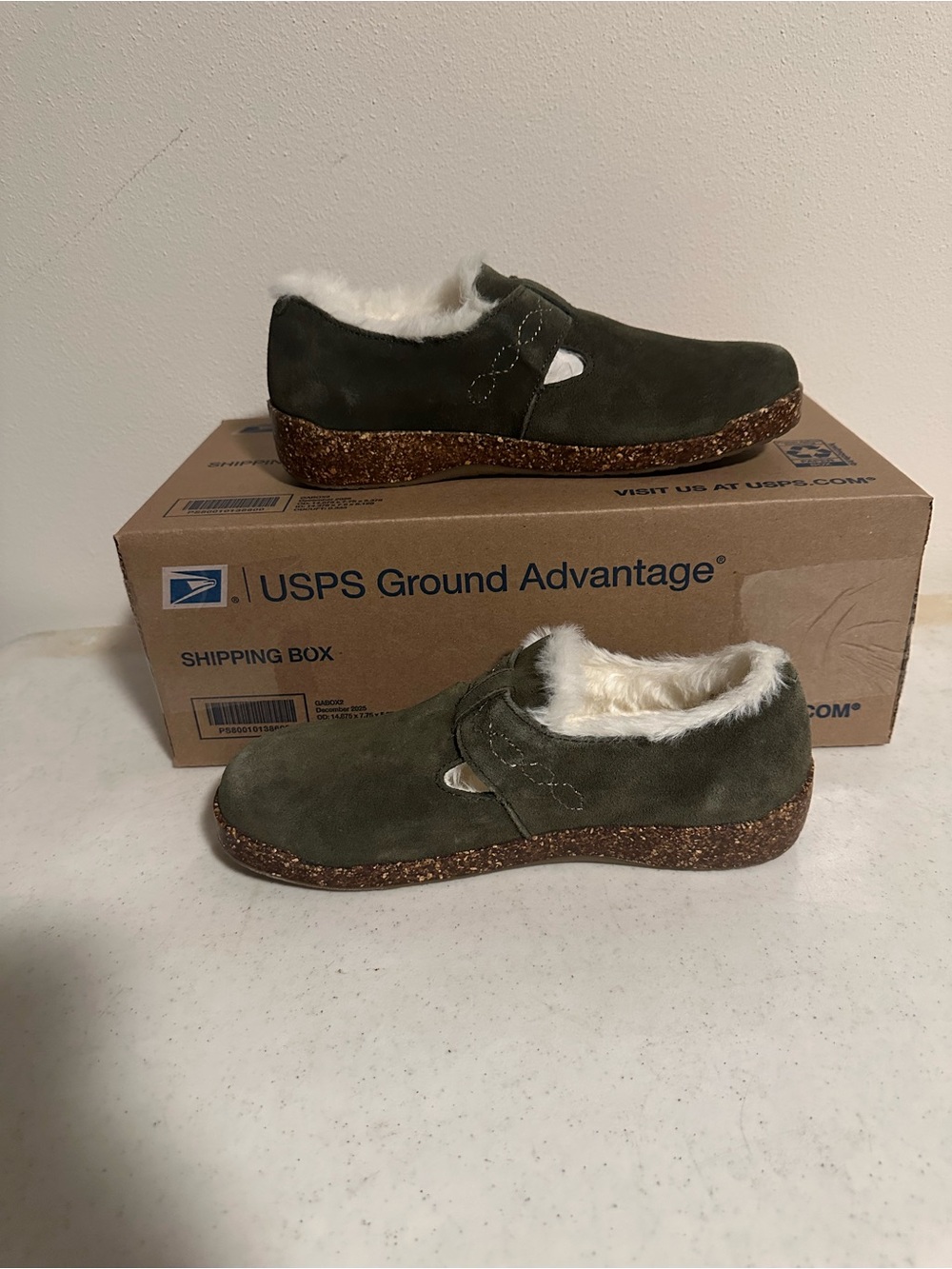 Earth Origins Aurora Jade Olive Suede Faux Fur Clogs Women’s 8M NWOB - Picture 2 of 6